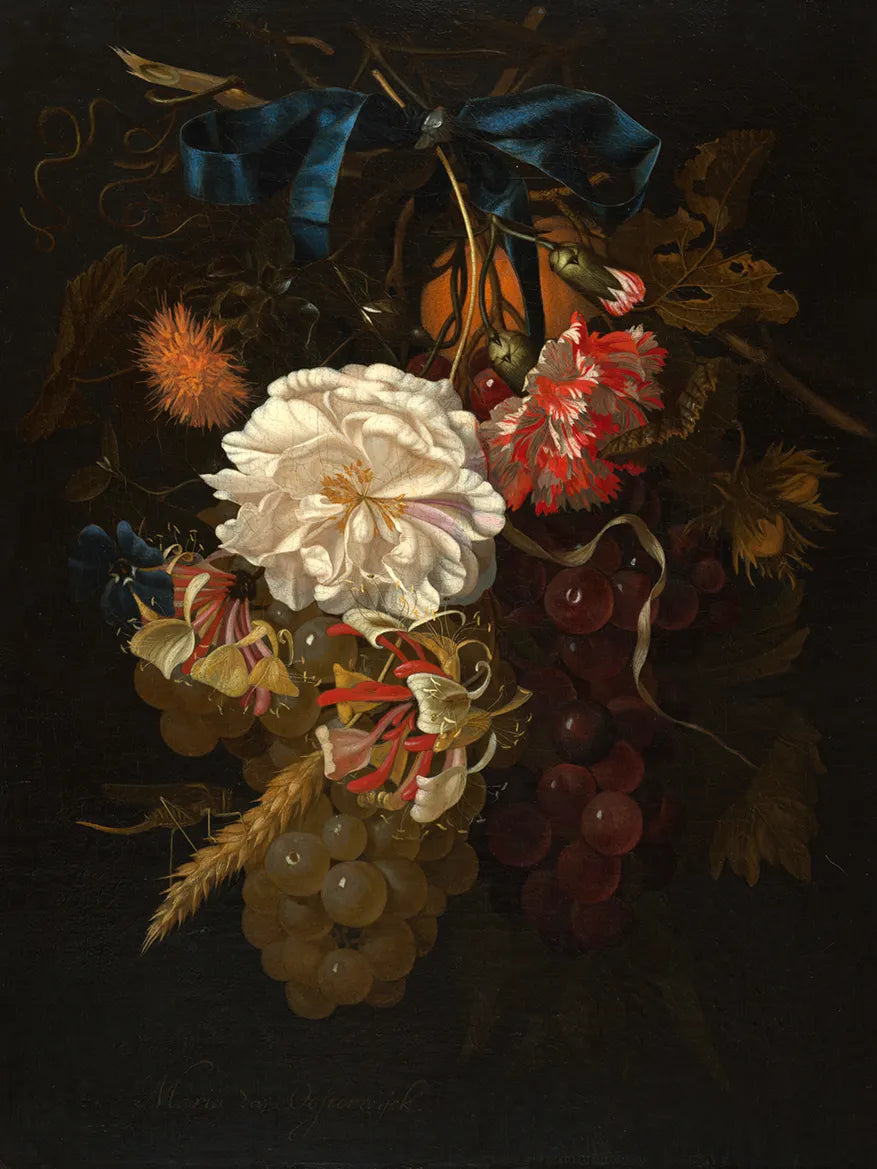 Blumenstrauß mit Früchten und blauem Band