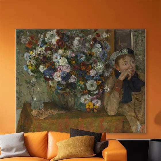 Een vrouw zittend naast een vaas met bloemen