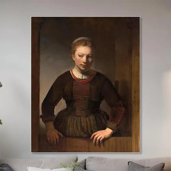 Jonge vrouw bij een open halve deur